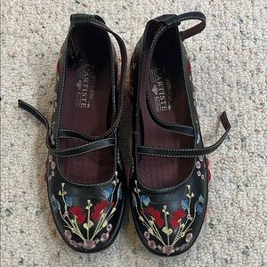 L'ARTISTE Black Flats with Colorful Floral Embroidery